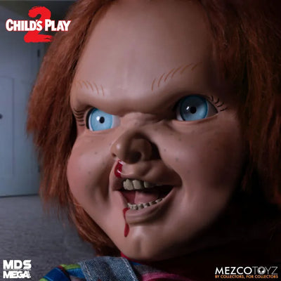 Designer Series / Child's Play 2: Chucky 15 Inch Mega Scale Talking Figure Menacing verㅤ – Mezco – ActionFigure Brasil — ângulo diferente