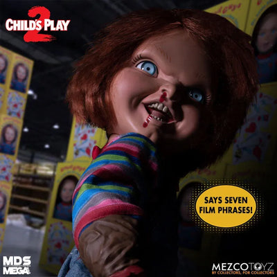 Designer Series / Child's Play 2: Chucky 15 Inch Mega Scale Talking Figure Menacing verㅤ – Mezco – ActionFigure Brasil — com base expositora