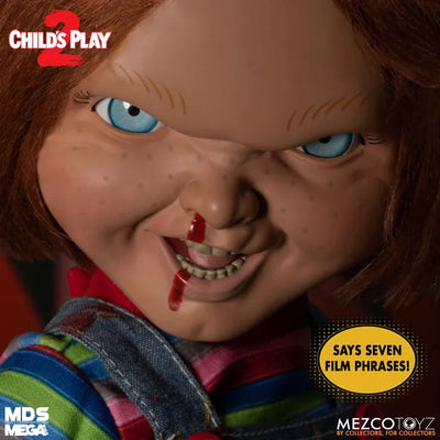 Designer Series / Child's Play 2: Chucky 15 Inch Mega Scale Talking Figure Menacing verㅤ – Mezco – ActionFigure Brasil — ângulo diferente