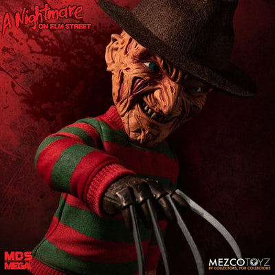 Designer Series / Nightmare on Elm Street: Freddy Krueger 15 Inch Mega Scale Figure with Soundㅤ – Mezco – ActionFigure Brasil — com base expositora