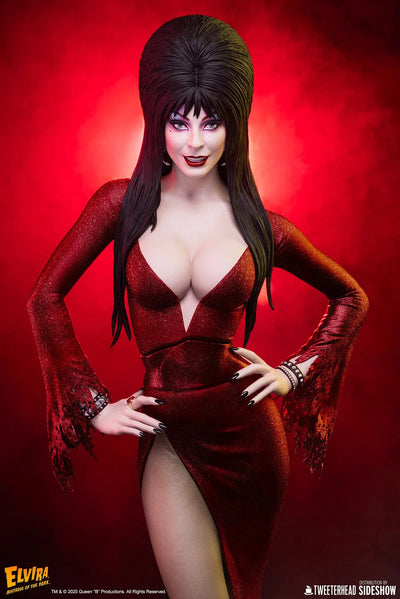 Elvira: Mistress of the Dark (Red Glitter Dress Variant) - LIMITED EDITION: 700 (Red - Variant) – Tweeterhead – ActionFigure Brasil — com base expositora