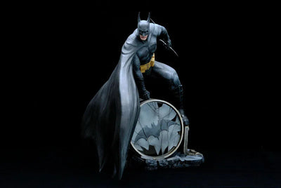 Fantasy Figure Gallery - DC Comics Collection: Batman 1/6 PVC(Provisional Pre-order)ㅤ – Yamato USA – ActionFigureBrasil — com base expositora