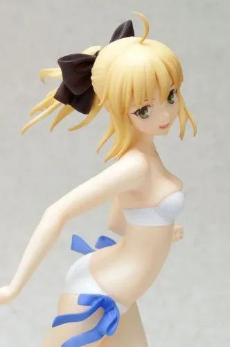 Fate/Stay Night - Saber Lily - Beach Queens - 1/10 - Swimsuit ver. (Wave)ㅤ – Wave – ActionFigureBrasil — ambientada