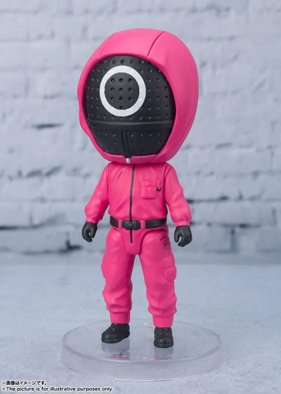 Figuarts mini Masked Worker "Squid Game"ㅤ – Bandai Spirits – ActionFigureBrasil — com base expositora