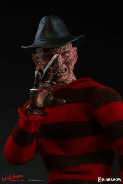 Freddy Krueger – Sideshow Collectibles – ActionFigure Brasil — com base expositora
