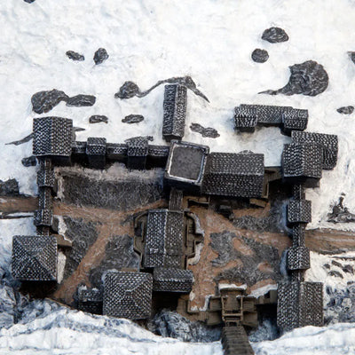 Game of Thrones - Castle Black & The Wall Desktop Sculptureㅤ – Gantaku – ActionFigureBrasil — ângulo diferente