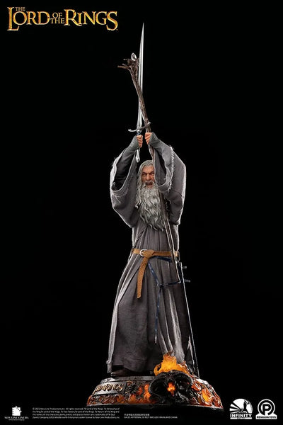 Gandalf the Grey (Premium Edition) - LIMITED EDITION: 250 (Premium Edition) – Infinity Studio X Penguin Toys – ActionFigure Brasil — com base expositora