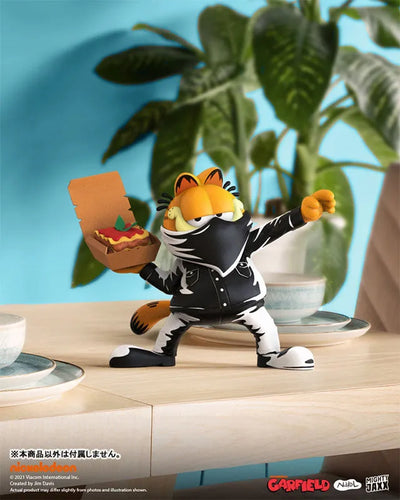 Garfield / Lasagna Bomber by Ndikol 7 Inch Vinyl Art Statueㅤ – Mighty Jaxx – ActionFigureBrasil — com base expositora