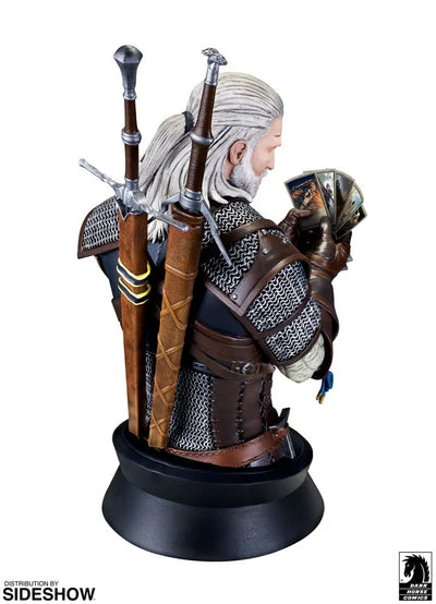Geralt Playing Gwent - LIMITED EDITION – Dark Horse Comics – ActionFigure Brasil — close