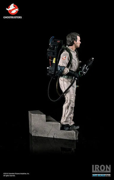 Ghostbusters - Peter Venkman 1/10 Art Scale Statueㅤ – Gantaku – ActionFigure Brasil — com base expositora