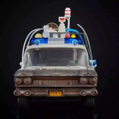 "Ghostbusters", "Plasma Series" 1/18 Scale Vehicle ECTO-1ㅤ – Hasbro – ActionFigure Brasil — ambientada