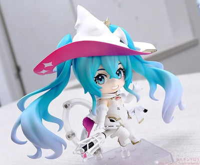 GOOD SMILE Racing - Hatsune Miku - Nendoroid #2477 - Racing 2024 Ver. (GOOD SMILE Racing)ㅤ – Good Smile Racing – ActionFigure Brasil — ambientada