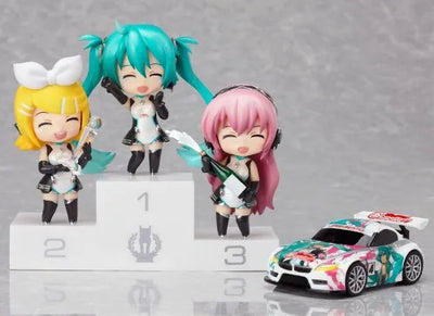 GOOD SMILE Racing - Vocaloid - Hatsune Miku - Nendoroid Petit - Racing 2011 - Setㅤ – Good Smile Company – ActionFigureBrasil — ângulo diferente