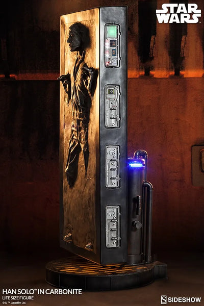 Han Solo in Carbonite - LIMITED EDITION – Sideshow Collectibles – ActionFigure Brasil — com base expositora