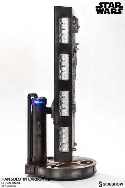 Han Solo in Carbonite - LIMITED EDITION – Sideshow Collectibles – ActionFigure Brasil — ângulo diferente