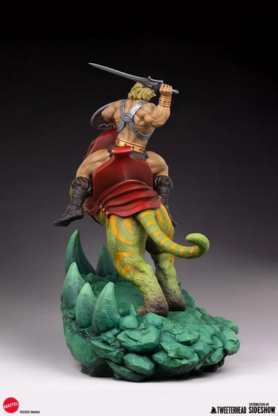 He-Man™ & Battle Cat™ - LIMITED EDITION: 150 – Tweeterhead – ActionFigure Brasil — com base expositora