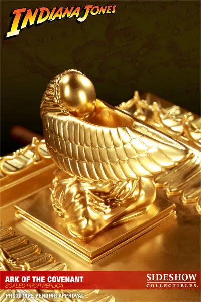 Indiana Jones - Prop Replica: Ark Of The Covenant (Raiders Of The Lost Ark) 1/4 Scale Replicaㅤ – Sideshow Collectibles – ActionFigure Brasil — com base expositora