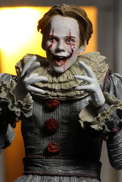 It Chapter Two / Pennywise Ultimate 7Inch Action Figureㅤ – Neca – ActionFigureBrasil — com base expositora