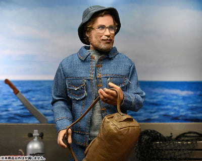 Jaws / Matt Hooper 8 Inch Action Doll Amity Arrival verㅤ – Neca – ActionFigureBrasil — com base expositora