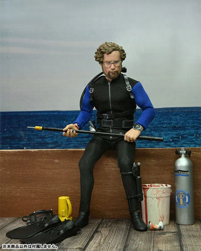Jaws / Matt Hooper 8 Inch Action Doll Wetsuit verㅤ – Neca – ActionFigureBrasil — com base expositora