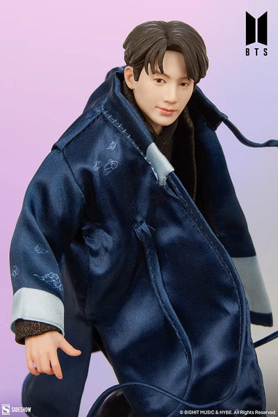 Jung Kook Deluxe - LIMITED EDITION – Sideshow Collectibles – ActionFigure Brasil — com base expositora