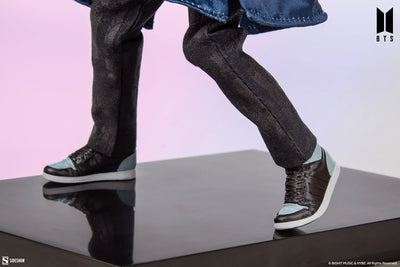 Jung Kook Deluxe - LIMITED EDITION – Sideshow Collectibles – ActionFigure Brasil — com base expositora