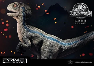 Jurassic World: Fallen Kingdom - Blue - Legacy Museum Collection LMCJW2-02 - 1/1 - Baby (Prime 1 Studio)ㅤ – Prime 1 Studio – ActionFigure Brasil — com base expositora