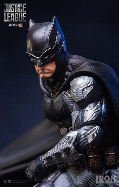 Justice League - Batman 1/10 Art Scale Statueㅤ – Iron Studios – ActionFigureBrasil — ângulo diferente