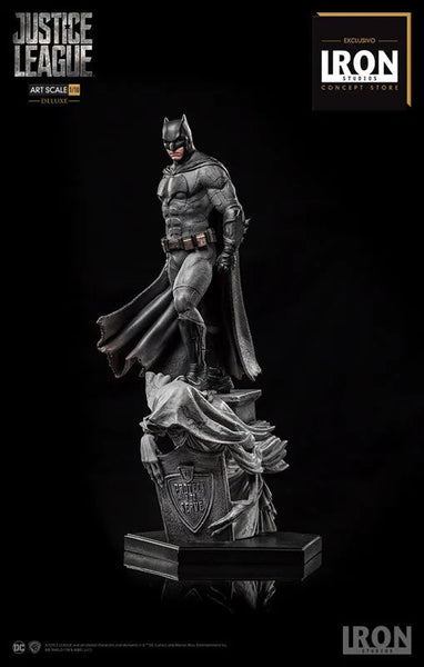 Justice League - Batman Deluxe 1/10 Art Scale Statueㅤ – IRON STUDIOS – ActionFigure Brasil