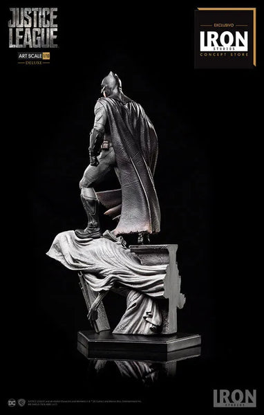 Justice League - Batman Deluxe 1/10 Art Scale Statueㅤ – IRON STUDIOS – ActionFigureBrasil — close