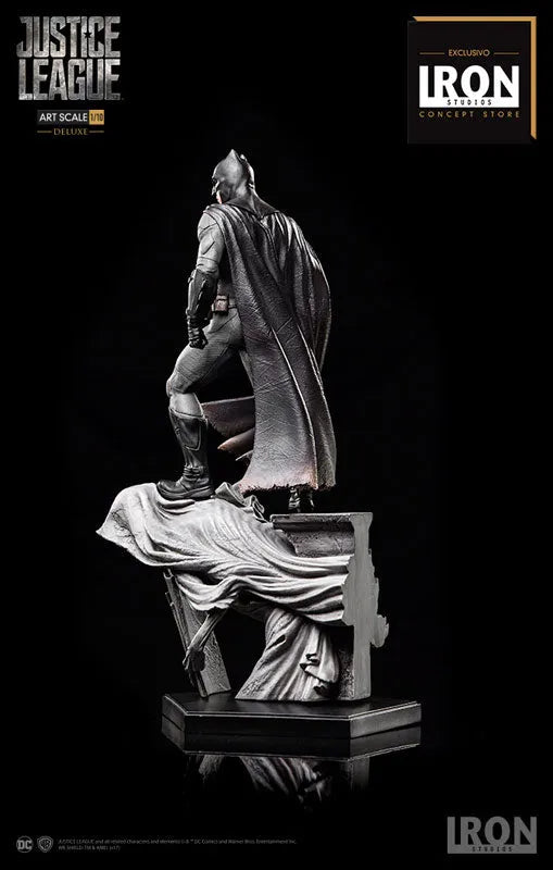 Justice League - Batman Deluxe 1/10 Art Scale Statueㅤ – IRON STUDIOS – ActionFigure Brasil