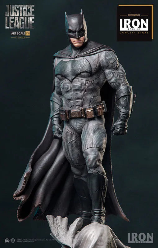 Justice League - Batman Deluxe 1/10 Art Scale Statueㅤ – IRON STUDIOS – ActionFigure Brasil