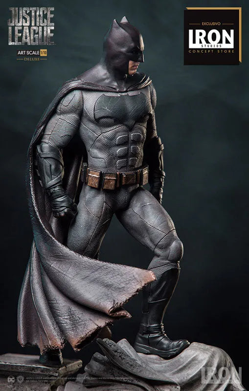 Justice League - Batman Deluxe 1/10 Art Scale Statueㅤ – IRON STUDIOS – ActionFigure Brasil