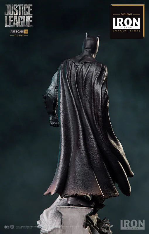 Justice League - Batman Deluxe 1/10 Art Scale Statueㅤ – IRON STUDIOS – ActionFigure Brasil