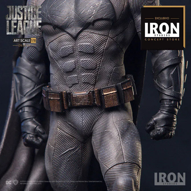 Justice League - Batman Deluxe 1/10 Art Scale Statueㅤ – IRON STUDIOS – ActionFigure Brasil
