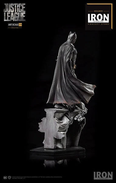Justice League - Batman Deluxe 1/10 Art Scale Statueㅤ – IRON STUDIOS – ActionFigure Brasil — close