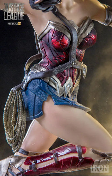Justice League - Wonder Woman 1/10 Art Scale Statueㅤ – Iron Studios – ActionFigureBrasil — com base expositora