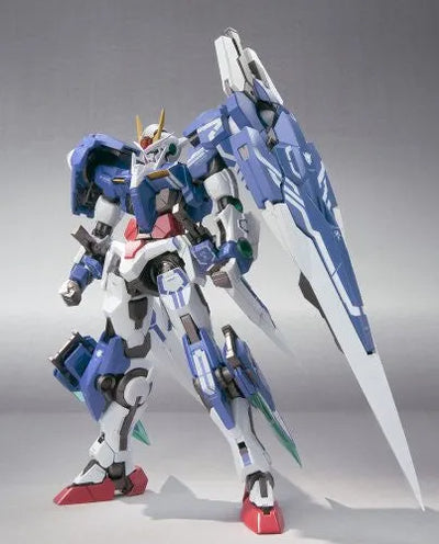 Kidou Senshi Gundam 00 - Kidou Senshi Gundam 00V - GN-0000 00 Gundam - GN-0000/7S - 00 Gundam Seven Sword - Metal Build - 1/100 (Bandai)ㅤ – Bandai – ActionFigureBrasil — ângulo diferente