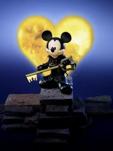 Kingdom Hearts - King Mickey - Play Arts - Kingdom Hearts Play Arts - no.3 - Organization Outfit (Kotobukiya, Square Enix)ㅤ – Kotobukiya – ActionFigureBrasil — detalhe do produto