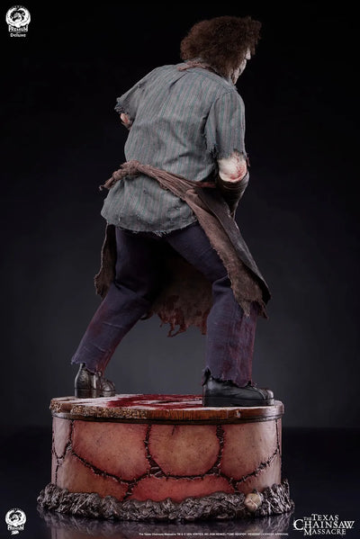 Leatherface - Deluxe Edition - LIMITED EDITION: 400 (Deluxe Edition) – PCS – ActionFigure Brasil — com base expositora