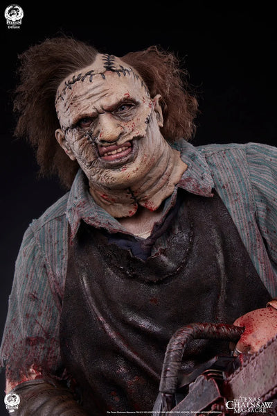 Leatherface - Deluxe Edition - LIMITED EDITION: 400 (Deluxe Edition) – PCS – ActionFigure Brasil — ângulo diferente