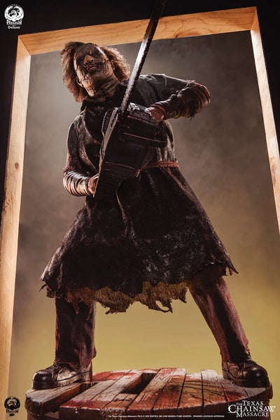 Leatherface - Deluxe Edition - LIMITED EDITION: 400 (Deluxe Edition) – PCS – ActionFigure Brasil — com base expositora
