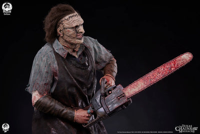 Leatherface - Deluxe Edition - LIMITED EDITION: 400 (Deluxe Edition) – PCS – ActionFigure Brasil — ambientada
