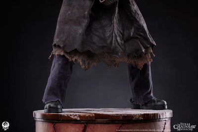 Leatherface - LIMITED EDITION: 400 – PCS – ActionFigure Brasil — com base expositora