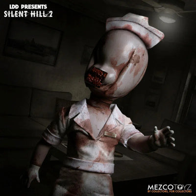 Living Dead Dolls/ Silent Hill 2: Bubble Head Nurseㅤ – Mezco – ActionFigureBrasil — ângulo diferente