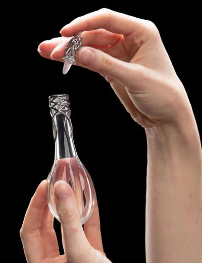 Lord of the Rings / Galadriel's Glass Vial 1/1 Prop Replicaㅤ – Weta – ActionFigure Brasil — ambientada