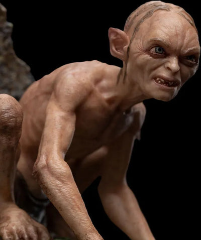 Lord of the Rings Trilogy - Gollum Guide to Mordor - Mini Statue (WETA)ㅤ – WETA – ActionFigure Brasil — ângulo diferente