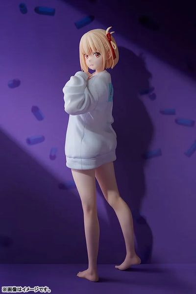 Lycoris Recoil - Nishikigi Chisato - 1/7 - Oversized Sweatshirt Ver. (Phat Company)ㅤ – Phat Company as Manufacturer – ActionFigure Brasil — com base expositora