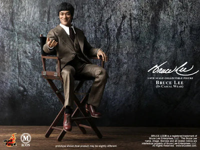 M Icon 1/6 Bruce Lee Figure (Suit)ㅤ – Puella Magi Madoka Magica – ActionFigureBrasil — com base expositora