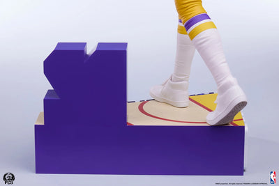 Magic Johnson - LIMITED EDITION: 250 – PCS – ActionFigure Brasil — com base expositora